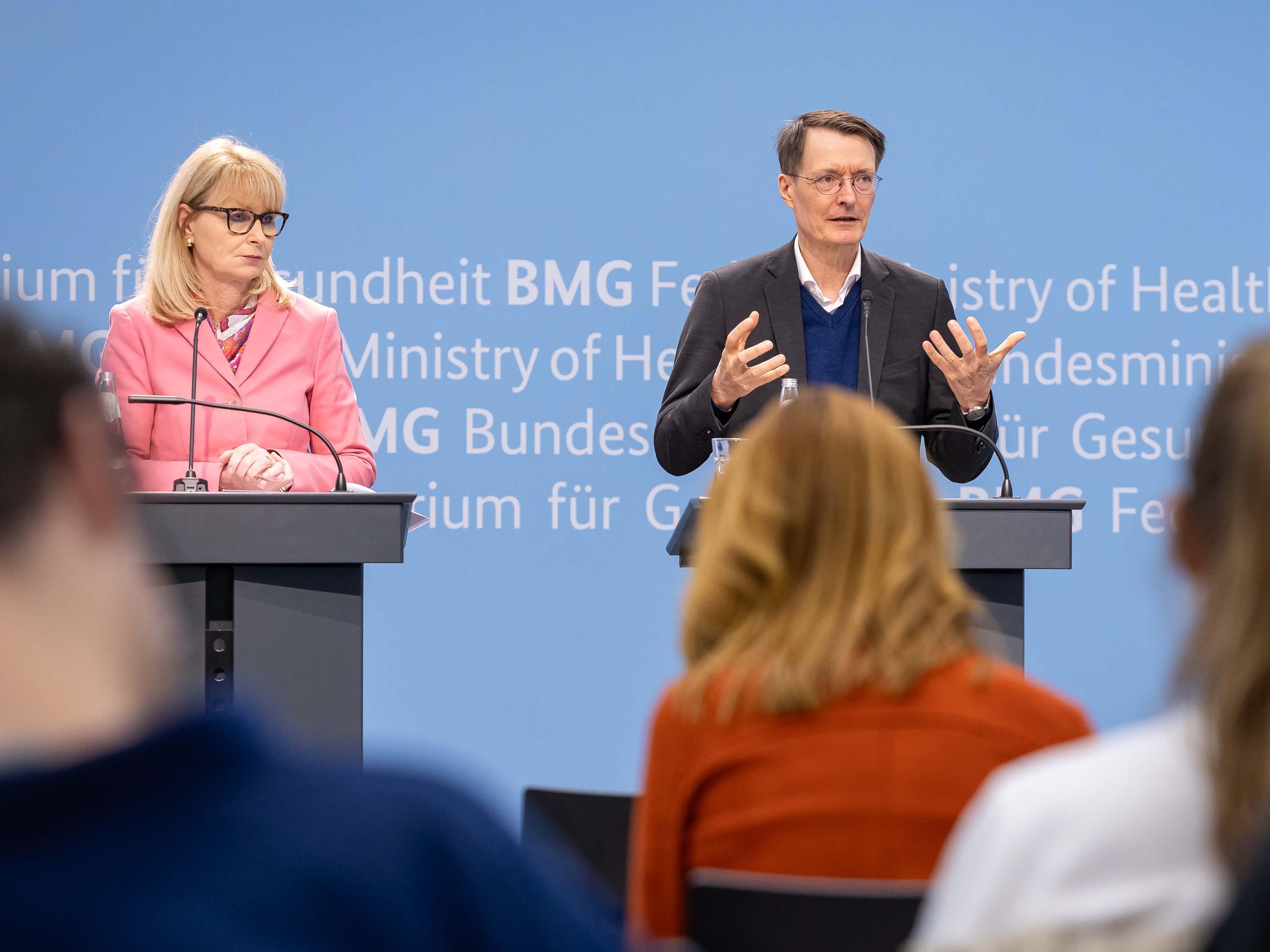The photo shows Federal Minister of Health Prof Dr Karl Lauterbach at the press conference for the third round table.