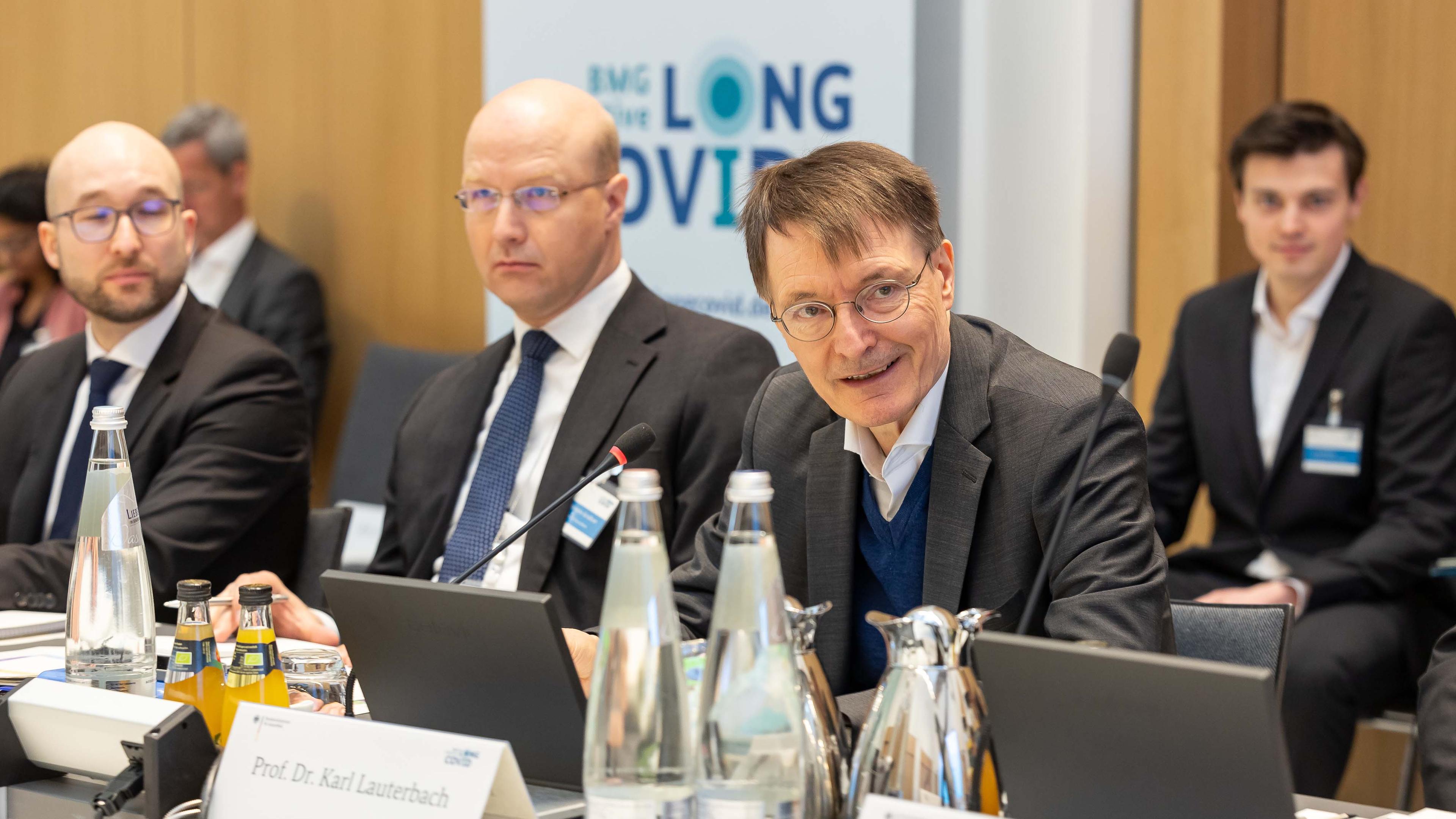 The photo shows Federal Minister of Health Prof Dr Karl Lauterbach at the third round table