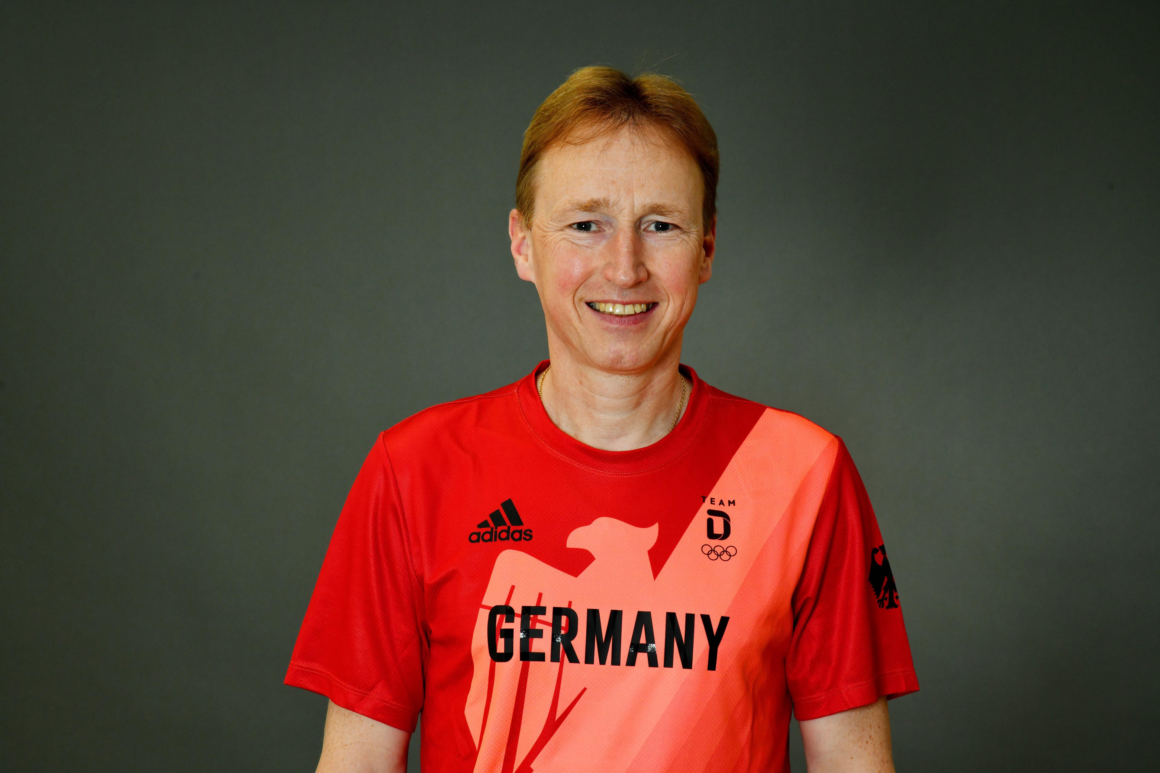 Foto: Gesichtsaufnahme vom Olympiaarzt mit Bundesadler auf der Jacke