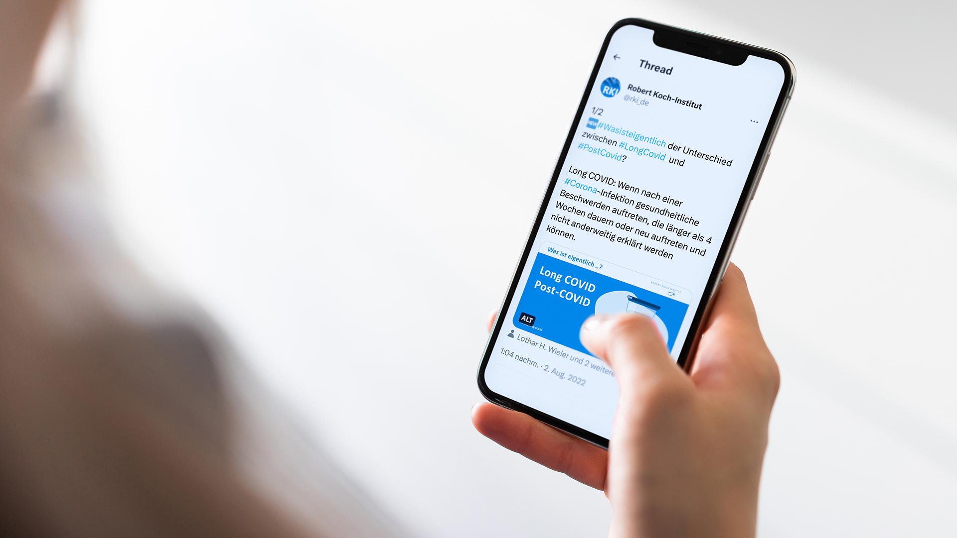 Illustration: Bildschirmaufnahme des Tweets des RKI auf Smartphone