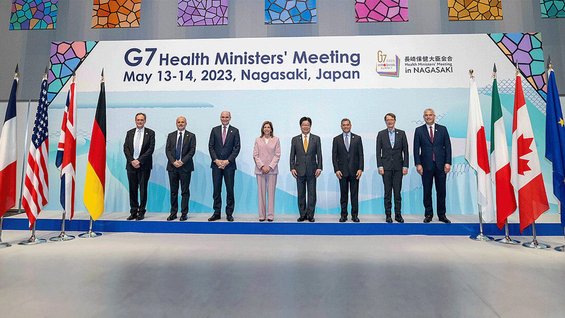 Foto: Die G7-Gesundheitsministerinnen und -minister in einer Reihe auf der Bühne