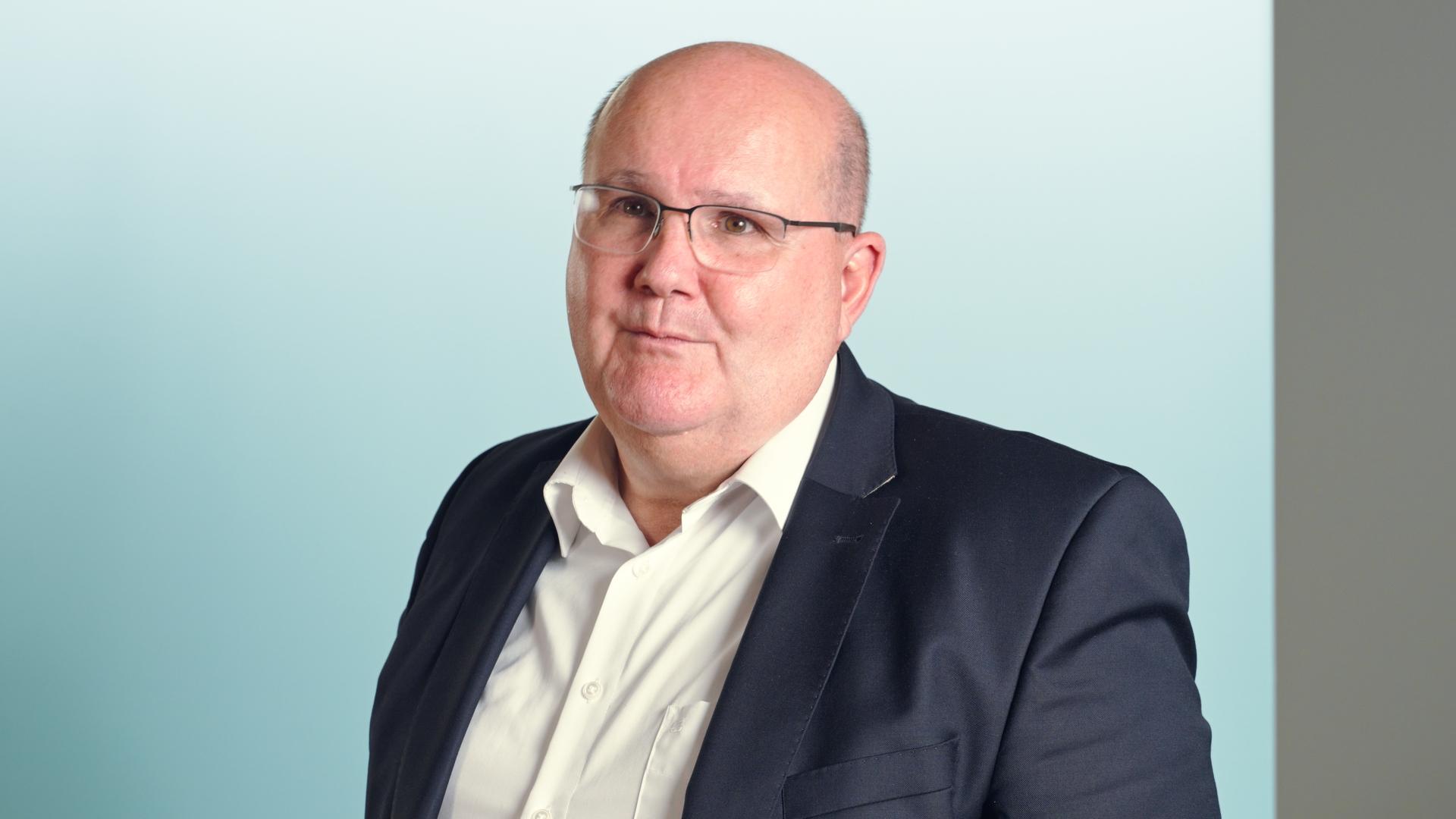 Portraitfoto Bernhard Schieffer