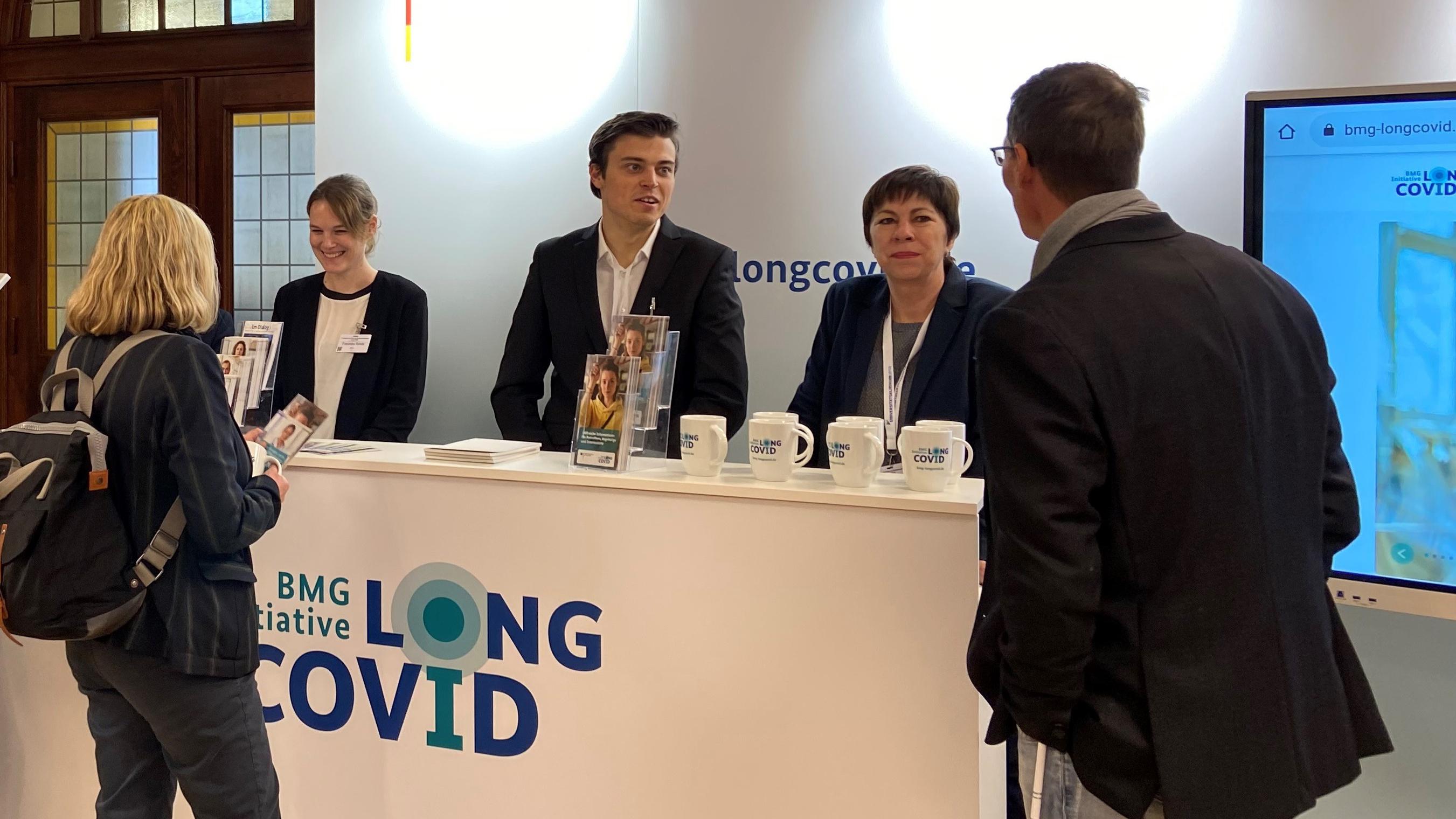 Das Foto zeigt einen Informationsstand zur BMG Initiative Long COVID beim zweiten Kongress des Ärzte- und Ärztinnenverbandes Long COVID vom 24. - 25. November 2023 in Jena