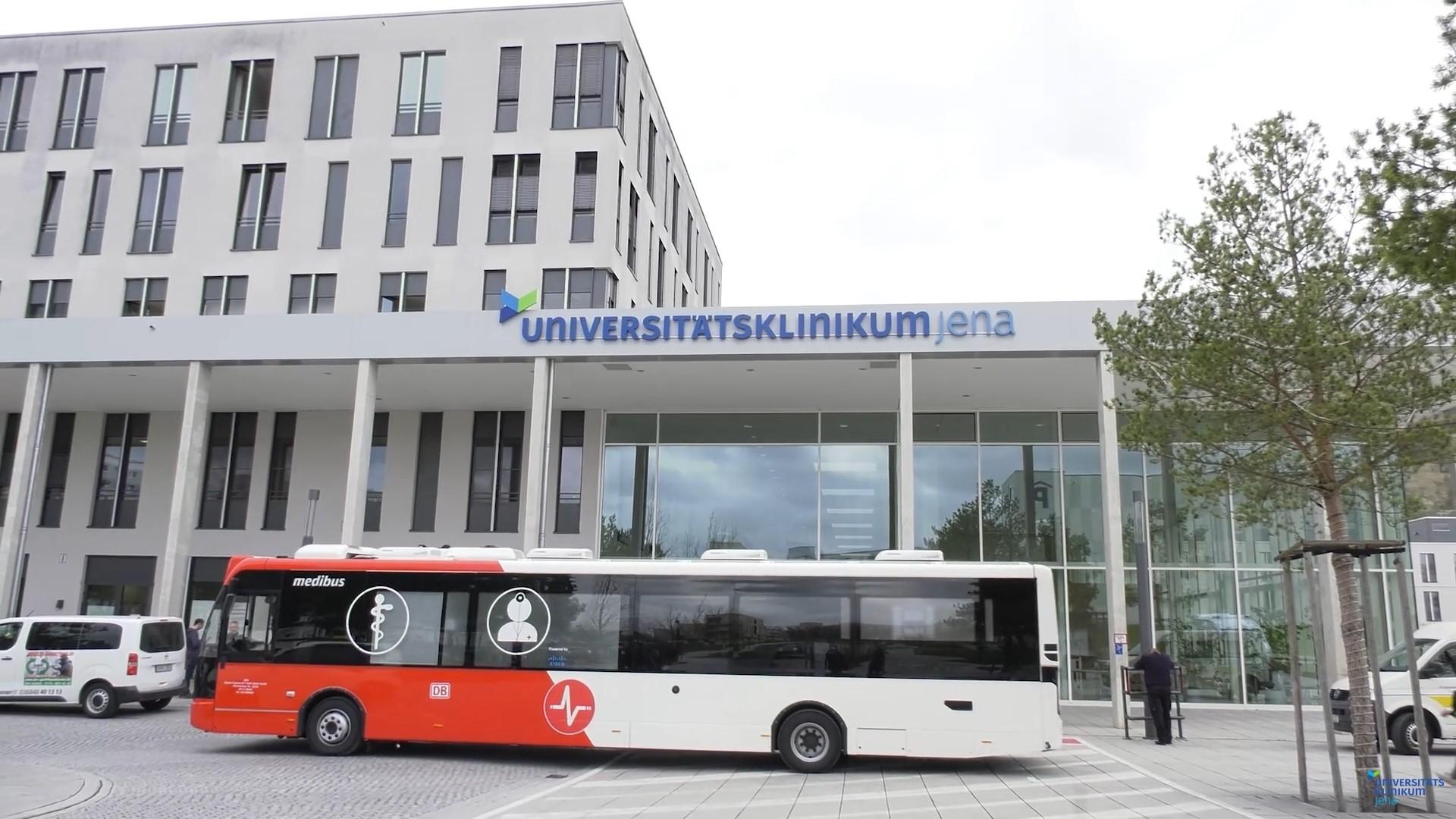 Bus vor dem Universitätsklinikum Jena