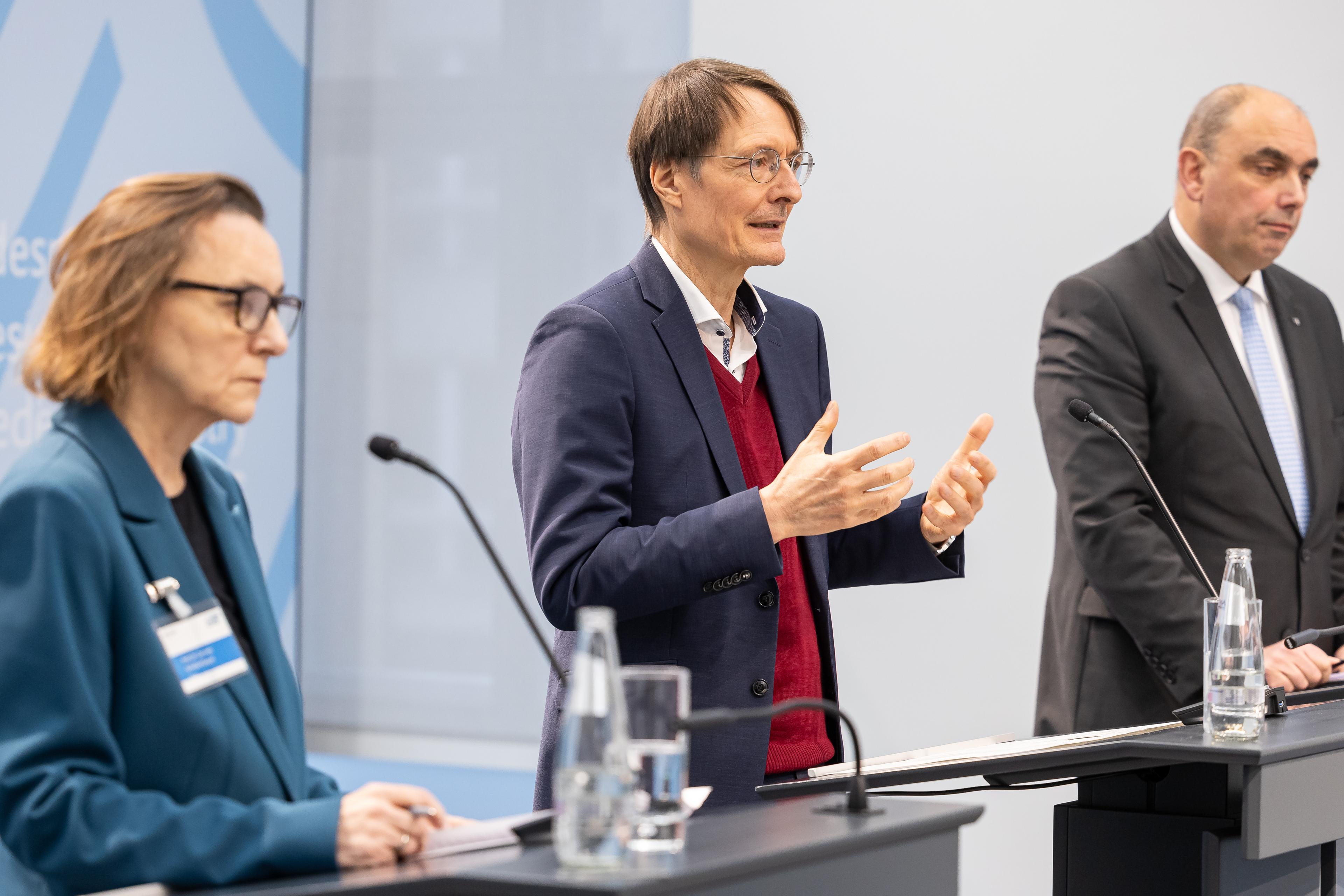 Bundesgesundheitsminister Prof. Dr. Karl Lauterbach auf einer Pressekonferenz zum zweiten Runden Tisch
