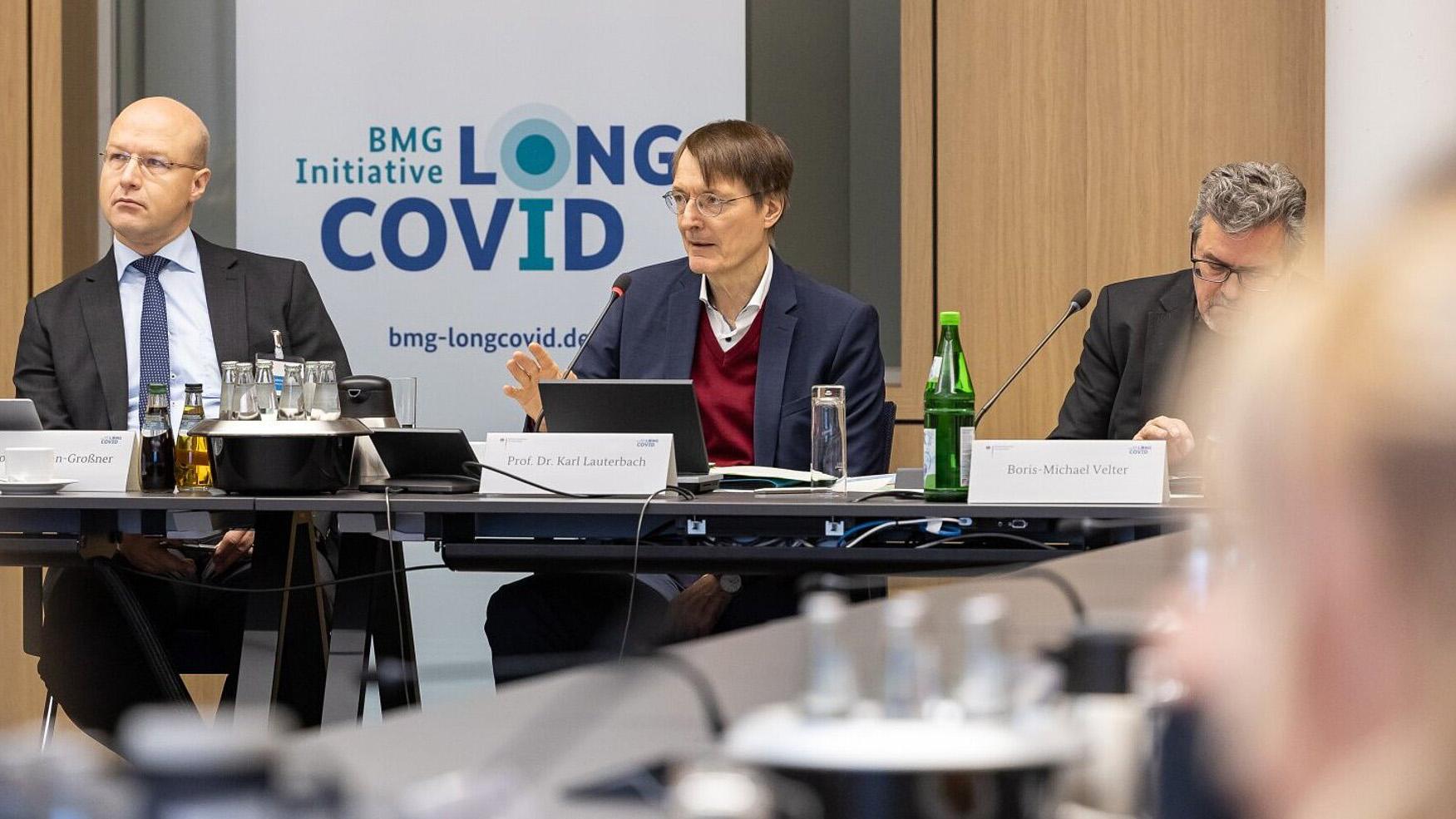 Bundesgesundheitsminister Prof. Dr. Karl Lauterbach im Austausch mit Expertinnen und Experten beim zweiten Runden Tisch Long COVID