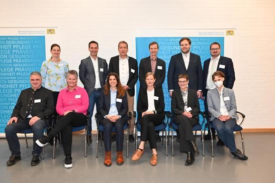Das Foto zeigt die Teilnehmenden des bayerischen Netzwerks Post COVID im Bayerischen Staatsministerium für Gesundheit, Pflege und Prävention in München.